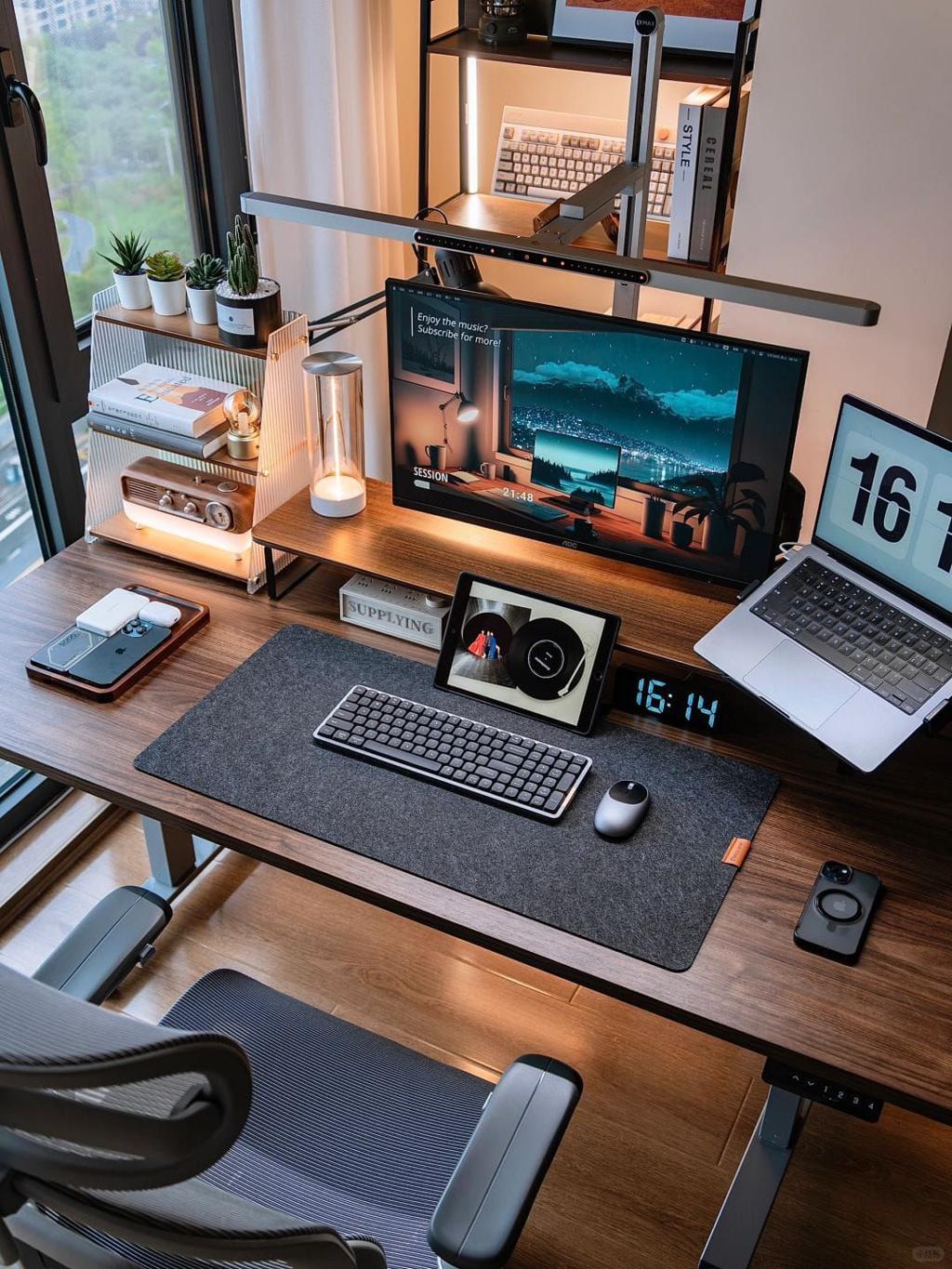 7 Smart Desk Accessories That Make Working From Home Easier 🏡💼