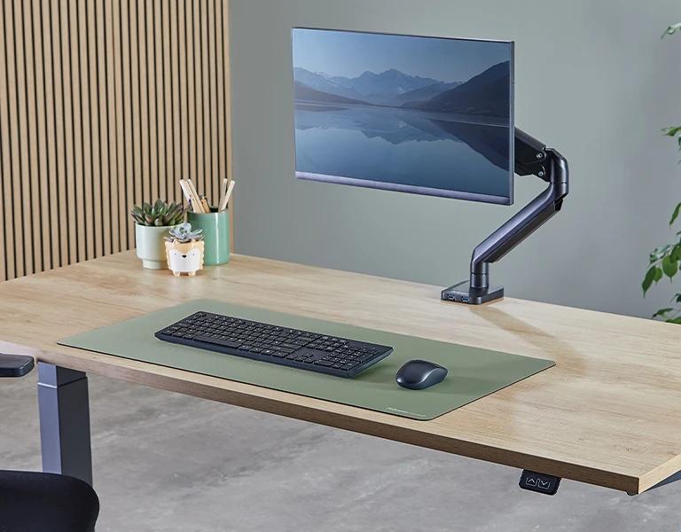 Why a Clean Desk Leads to Better Focus and Productivity 🧠✨